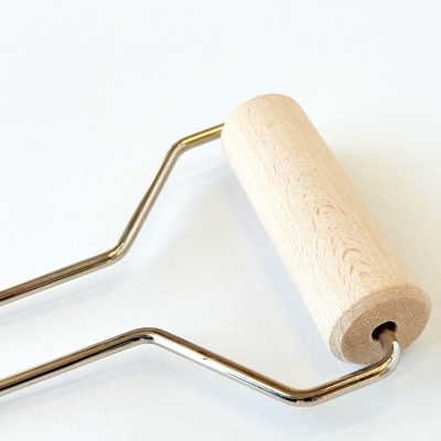 Rolo de pintura com punho de madeira e estrutura metálica