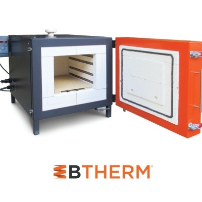 Forno industrial elétrico BTherm com porta laranja aberta