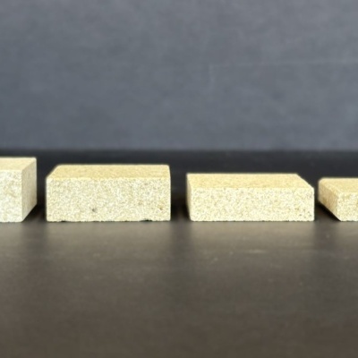 Blocos retangulares creme em diferentes alturas sobre superfície preta