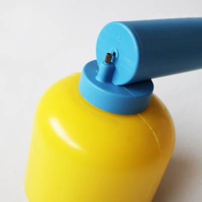 Frasco amarelo com tampa azul e bico dispensador