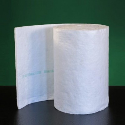 Rolo grande de papel branco com inscrição azul