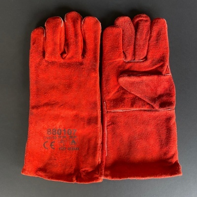 Par de luvas de proteção vermelhas em tecido camurça sobre fundo preto.