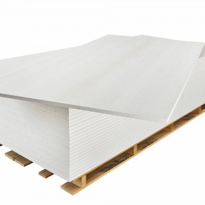 Palete de madeira com placas grandes brancas empilhadas