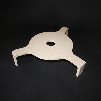 Suporte triédrico de pedra bege com orifício no centro