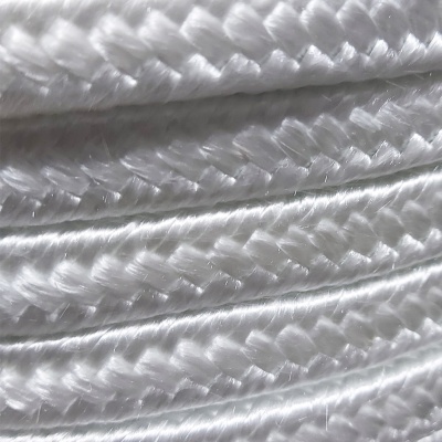 Cordão branco trançado com fios brilhantes