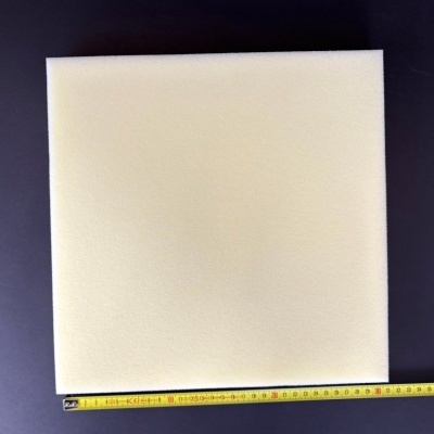 Espuma branca quadrada com régua de medição em fundo preto