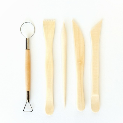 Conjunto de ferramentas de escultura em madeira e metal sobre fundo branco