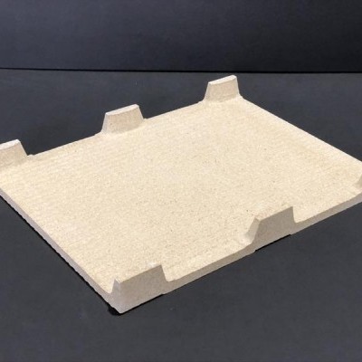 Tabuleiro reciclado bege com dobras em fundo escuro