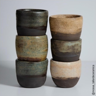 Seis tigelas de cerâmica empilhadas com várias cores e texturas