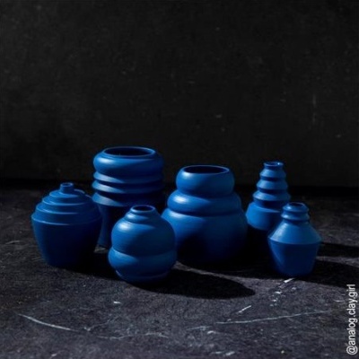 Seis vasos cerâmicos azuis com diferentes texturas e formas esculturais