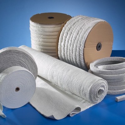 Rolos de fita e tecido isolante branco em bobinas sobre fundo azul