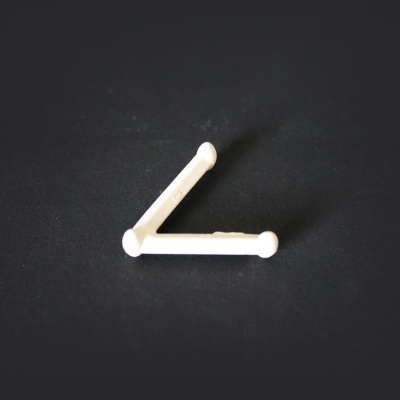 Dois tacos de golfe brancos em forma de L sobre fundo preto