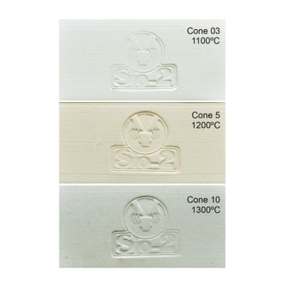 Três placas cerâmicas com diferentes temperaturas e cone indicados ao lado