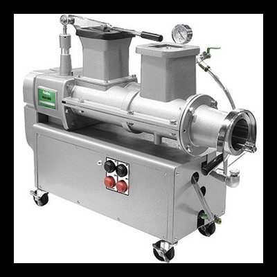 Máquina industrial metálica prateada com manómetro e botões coloridos em fundo branco