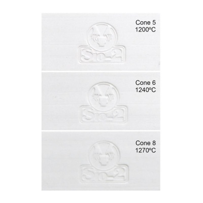 Placas cerâmicas brancas com relevo e diferentes temperaturas de queima