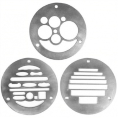 Discos metálicos circulares com padrões recortados