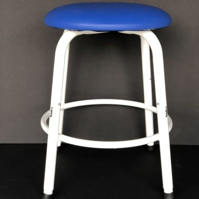 Banco metálico branco com assento azul
