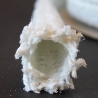 tubo branco felpudo de tecido isolante térmico sobre superfície preta