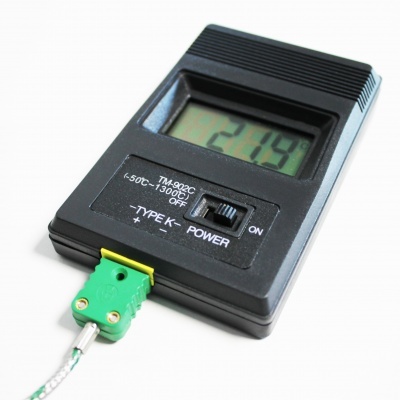 Termómetro digital preto com ecrã LCD e conector verde