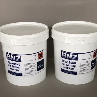 Dois recipientes brancos de PNZ BLKBOND Air Setting Mortar com etiquetas azuis e pretas sobre fundo cinza