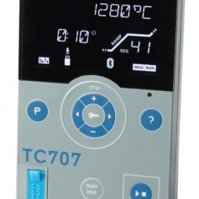 Dispositivo eletrónico TC707 com ecrã digital que mostra temperaturas e vários botões azuis e cinzentos