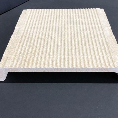 Placa branca texturizada com bordas em U sobre superfície preta