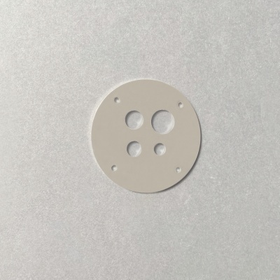 Disco redondo branco com orifícios de vários tamanhos