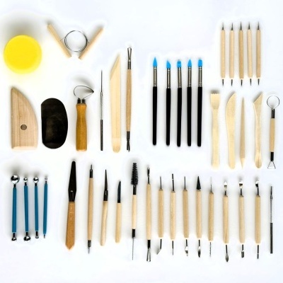 Conjunto de ferramentas para modelagem e escultura organizadas em fundo branco