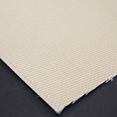 tecido amarelo claro texturizado sobre fundo preto