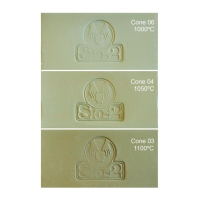 Três painéis de cerâmica vermelha clara com relevo e texto sobre temperaturas e cones.