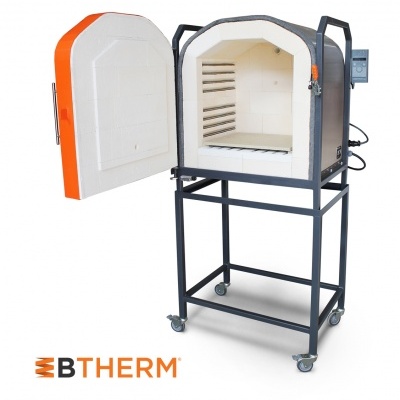 Forno de cerâmica BTHERM preto com porta aberta e estrutura metálica sobre rodas