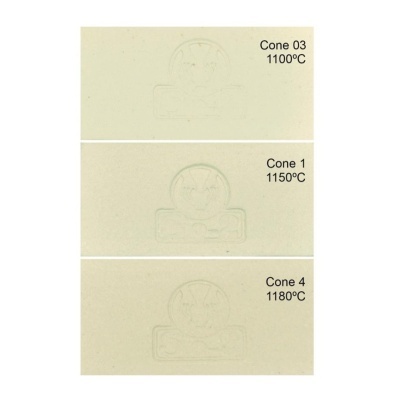 Placas de cerâmica bege com texto 'Cone 03 1100°C', 'Cone 1 1150°C' e 'Cone 4 1180°C'