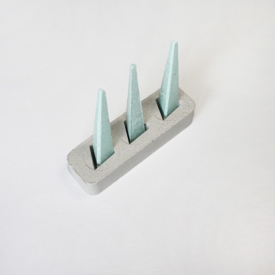 Suporte cinza com três cones azuis claros