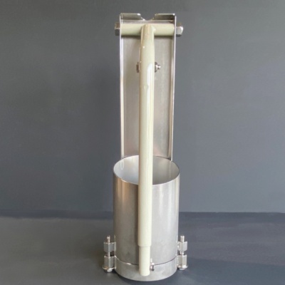 Suporte metálico cilíndrico com braço creme sobre fundo cinzento