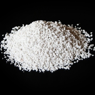 Montículo de pequenas pedras brancas irregulares sobre fundo preto