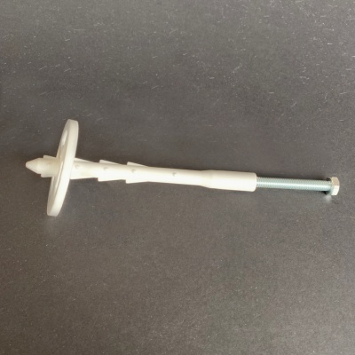 Fixador híbrido plástico branco e parafuso metálico prateado sobre fundo cinzento