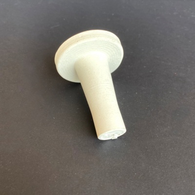 Suporte de madeira clara com base redonda sobre superfície preta