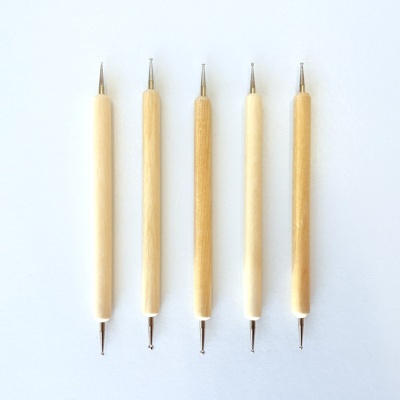 Ferramentas de arte em unha com cabo de madeira e pontas metálicas