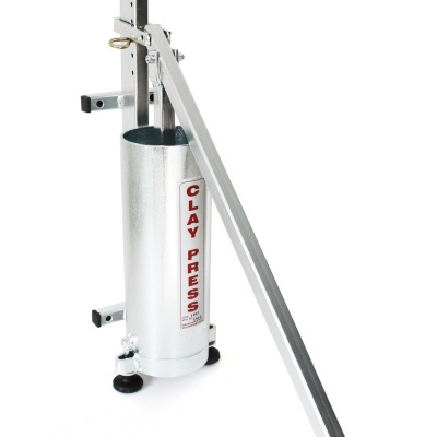 Prensa metálica prateada com alavanca longa e etiqueta CLAY PRESS