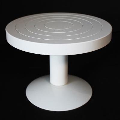 Prato giratório branco com base circular e superfície estriada