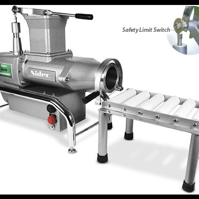 Máquina industrial metálica prateada com alavanca preta e bancada com rolos brancos