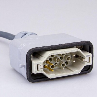 Conector elétrico retangular com vários pinos em fundo claro