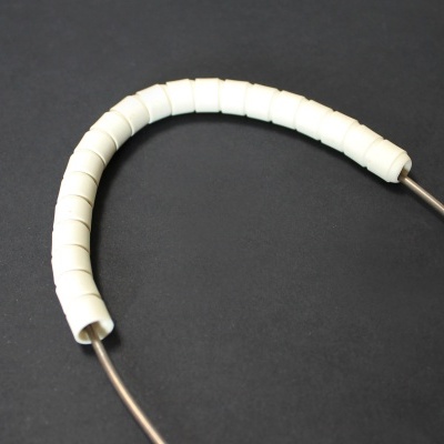 mola revestida com segmentos brancos sobre fundo preto