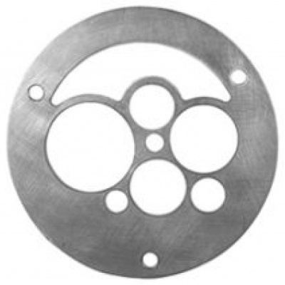 Peça metálica circular com vários furos distribuídos no interior.