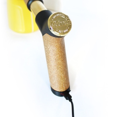 Alisador de cabelo dourado com cabo brilhante e inscrição Florida