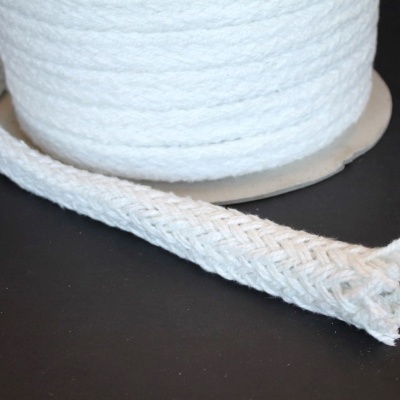 Rolo de corda trançada branca com ponta desfiada em superfície preta