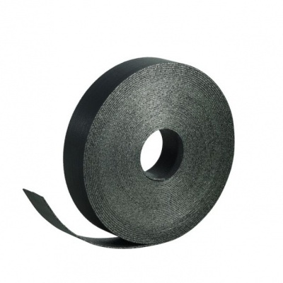 Rolo de fita adesiva preta em fundo branco