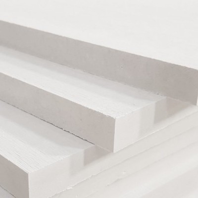 Placas retangulares brancas empilhadas