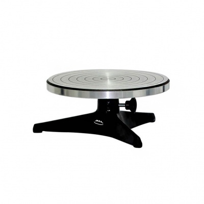 Prato giratório metálico com base preta e superfície prateada com círculos concêntricos