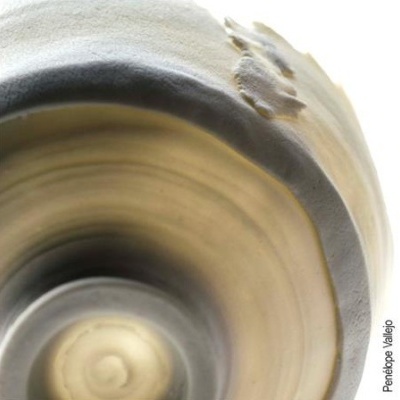 Interior de vaso cerâmico creme com relevo na borda